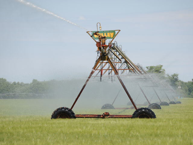 Irrigation units were running in southern Michigan this week, while much of the rest of the Midwest was swimming in water. (DTN photo by Pamela Smith)