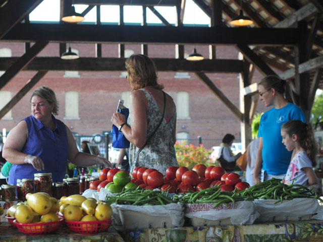 Senators want to know how USDA intends to provide coronavirus aid to farmers who sell directly, such as those who sell at farmers&#039; markets. (DTN file photo) 