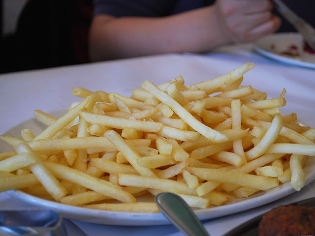 A new genetically engineered potato reduces bruising and the amount of an undesirable chemical created when the potato is cooked at high temperatures, but will consumers buy it? (Photo by by Alpha CC BY-SA 2.0)
