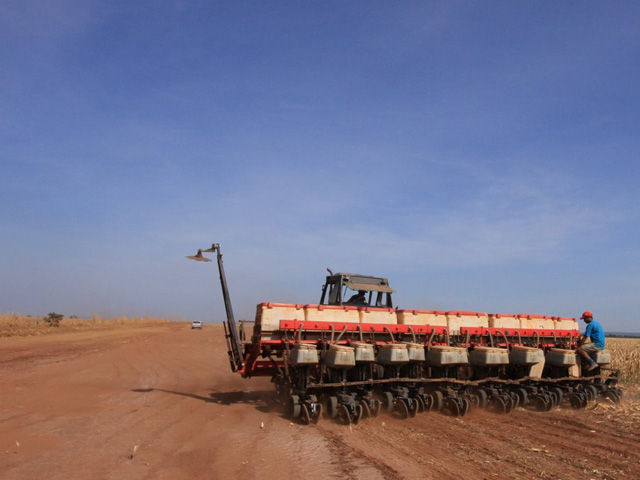 Irregular rainfall in October across parts of Mato Grosso put soybean planting back by a couple of weeks and, in isolated cases, forced farmers to replant. (DTN file photo)