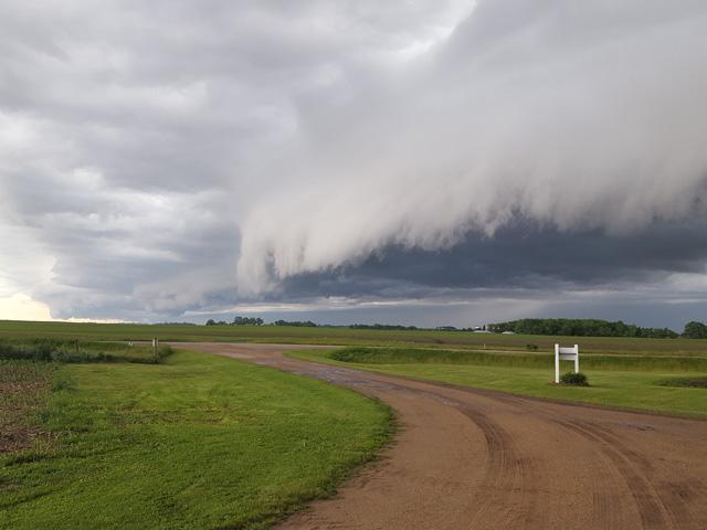 An approaching shelf cloud, which can often be a visual sign of a gust front, can accompany a derecho. (DTN photo by Teresa Deutchman)