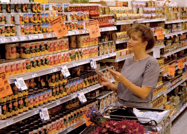 A shopper in a local grocery aisle. A new federal program will extend Summer EBT for low-income school children. Governors in at least some states are opting out. (DTN file photo) 