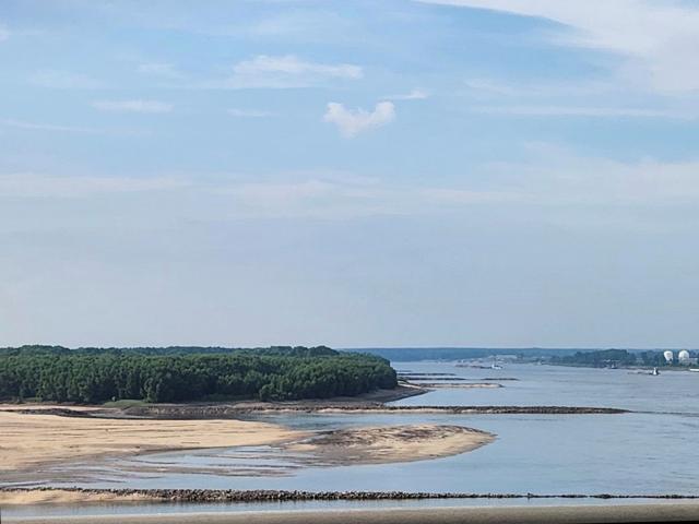 The Mississippi River at Memphis is starting to look like it did last fall when levels fell to new record stages. This is one week ago when the water level was about 1 foot below zero gauge and as of June 19 is now at 4.62 feet below zero gauge. (Photo by Julia Halvorson)