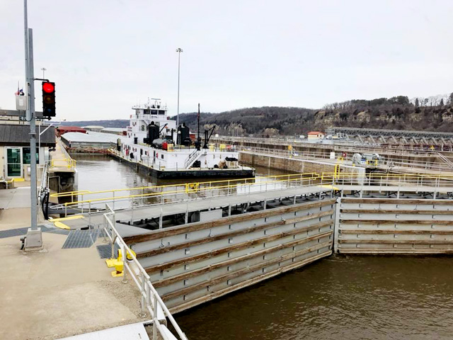 The first tow of the 2018 Upper Mississippi River shipping season locked through Hastings, Minnesota, on April 11. (Photo courtesy of Katharine Klein Sawyer)