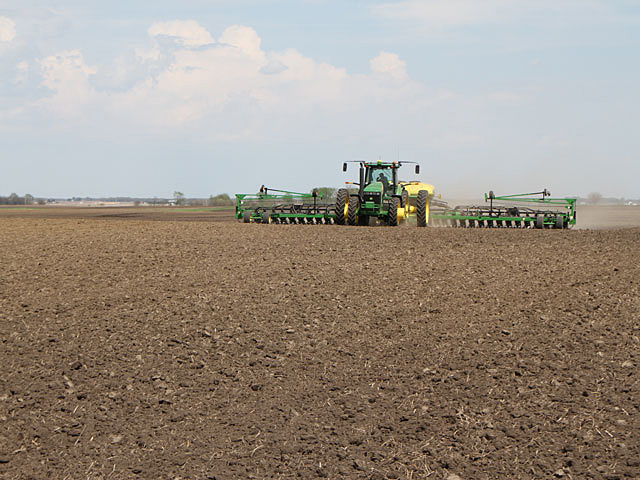 Sunny and mild weather for planting near Mansfield, Illinois on May 6 typifies the conditions for notable progress over much of the Midwest during the week of April 30 to May 6. (DTN photo by Pam Smith)