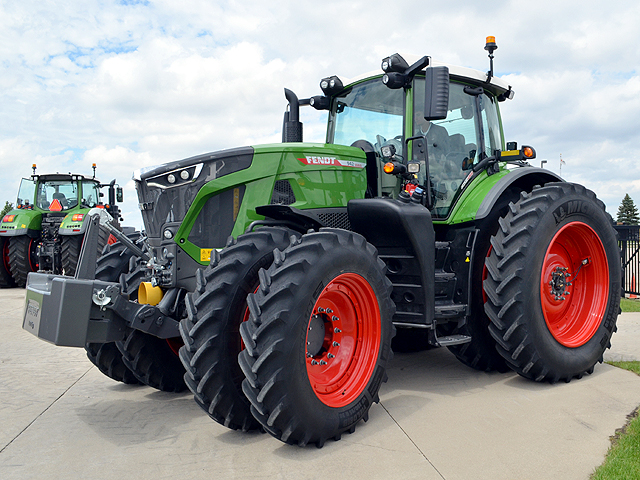 This fall, Fendt is rolling out an aggressively styled and fully redesigned 900 series tractor targeting the North American row-crop market. (Progressive Farmer photo by Dan Miller)