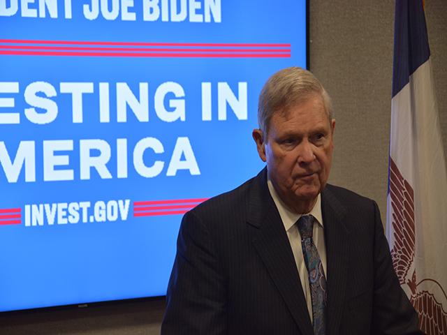 Agriculture Secretary Tom Vilsack takes a question from a reporter at the Iowa Renewable Fuels Summit. Vilsack said Congress could find a way to use the Commodity Credit Corp., to help boost reference prices for farmers without taking away conservation dollars. (DTN photo by Chris Clayton) 