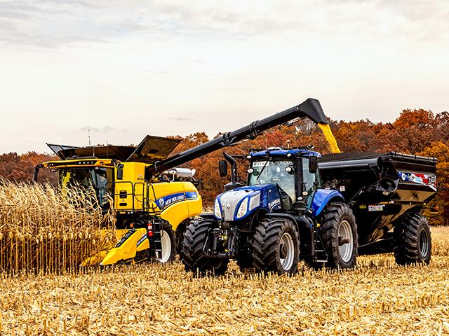 CNH&#039;s Driver Assist Harvest Solution gives combine operators the ability to call autonomous grain carts for on-the-go off-loading. (Provided by CNH Industrial)