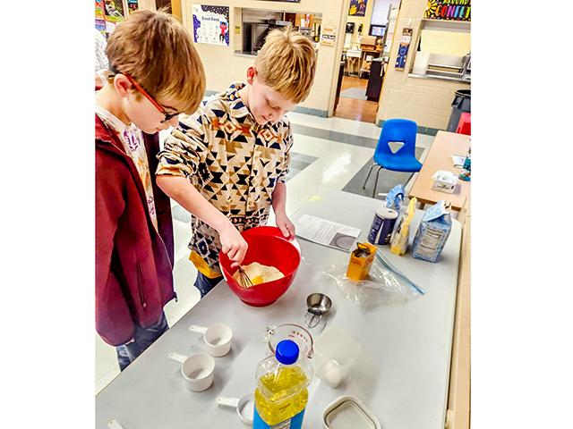 As they prepared food in the classroom, students collaborated, did math, read and problem-solved. (Photo by Katie Pratt)