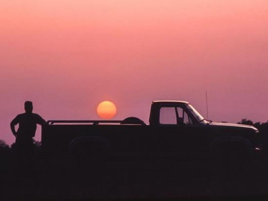 Farmers and farm workers need to be aware of heat stress and the negative effects, according to the Upper Midwest Agricultural Safety and Health Center. (DTN file photo)