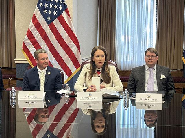 Agriculture Secretary Brooke Rollins announces a forthcoming NASS modernization plan during a roundtable with National Corn Growers Association members. Rollins is joined by NCGA President Jed Bowers (left) and USDA Deputy Secretary Stephen Vaden. (DTN photo by Jake Zajkowski)