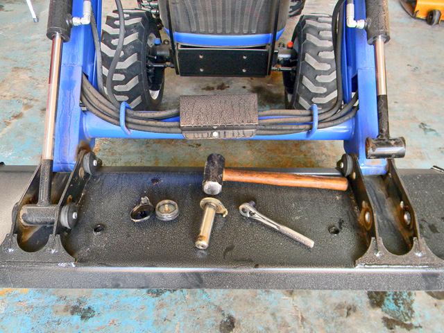 To fix an alignment problem, try to pin one side of the bucket first. This will allow the free cylinder to extend or retract by itself since less pressure is needed to move it in or out than the one hooked to the bucket. (DTN photo by Steve Thompson)