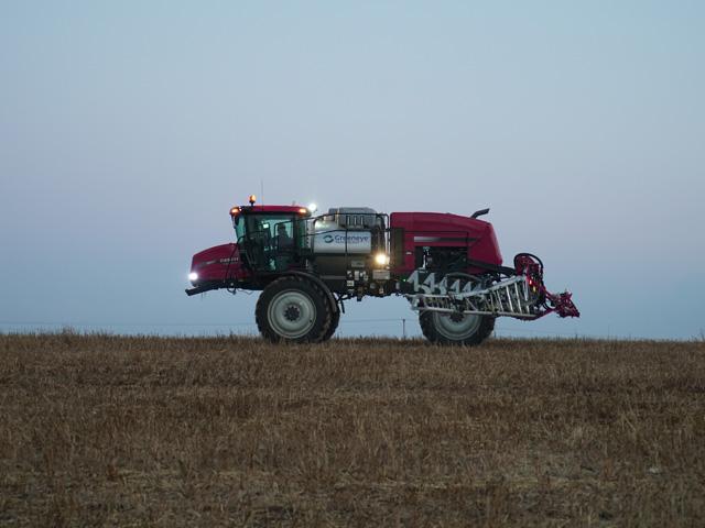 Greeneye is an aftermarket, dual-spraying product with two lines of nozzles enabling farmers to apply residual herbicides on a broadcast basis while applying non-residual herbicides precisely on weeds. It can be integrated onto any commercial sprayer. (Photo courtesy of Greeneye Technology)