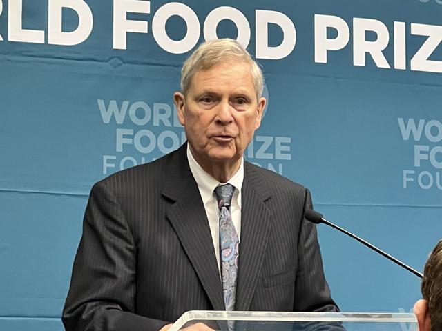 Agriculture Secretary Tom Vilsack speaking to reporters Thursday about testing bulk milk to control the spread of the H5N1 virus in dairy cattle. Vilsack also talked about the Oregon swine case while at the World Food Prize&#039;s Borlaug Dialogue in Des Moines. (DTN photo by Chris Clayton) 