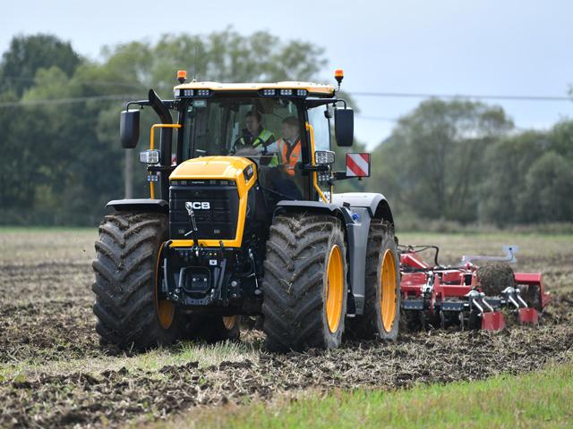 JCB&#039;s beefy 41-mile-per-hour Fastrac tractor is coming to North America in spring 2026. (Photo courtesy of JCB)