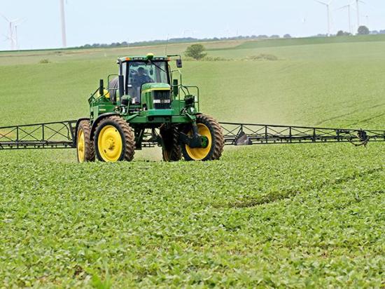 Spraying dicamba over soybeans post-emergence may be a practice of the past in 2025 if a label for a Bayer product containing the active ingredient is approved as proposed. The public comment period on the label ends today. (DTN photo by Pamela Smith)