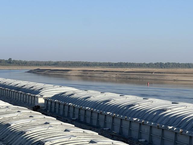 Plenty of exposed sand along the Mississippi River at Victoria Bend in the Vicksburg District. (Photo courtesy ACBL Captain Todd Garmon on the Motor Vehicle (M/V) David Lewis at LMR Mile 595)