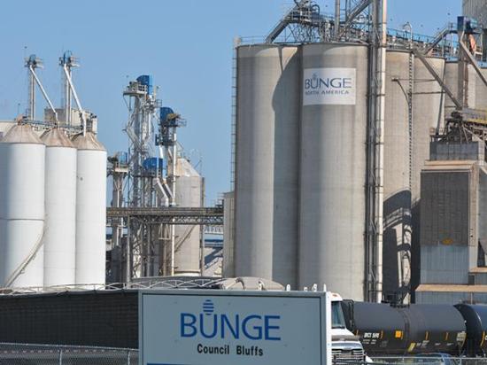 A Bunge Global SA soybean crushing plant outside of Council Bluffs, Iowa. Bunge received approval from Chinese regulators on Friday to complete its merger with Viterra. The two grain and oilseed commodity companies each operate in roughly 40 countries, and both companies have significant assets across Canada. (DTN photo by Chris Clayton)
