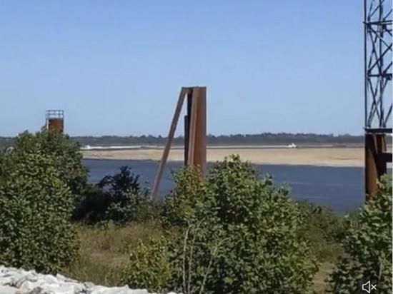 Sand bars appearing near the Cargill grain facility on the Mississippi River in West Memphis, Arkansas. (Photo courtesy Will Nicholson) 