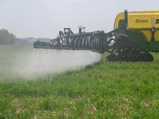 A farmer terminates a cover crop with glyphosate, one of the most heavily used herbicides. Bayer/Monsanto alleges Chinese companies are selling glyphosate into the U.S. below fair-market value. Farmers are upset that Monsanto filed a case to place antidumping and countervailing duties against imported glyphosate, especially after farm groups backed Bayer in court over the safety of the product. (DTN file photo)