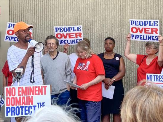 Deemmeris Debra&#039;e Burns (far left) was among more than 40 people hospitalized when a carbon pipeline ruptured in Satartia, Mississippi, in 2020. He and relatives became asphyxiated by the carbon dioxide and he had to be revived with a defibrillator at a hospital. He spoke Wednesday at a rally outside a federal pipeline safety meeting in Des Moines, Iowa. (DTN photo by Chris Clayton) 