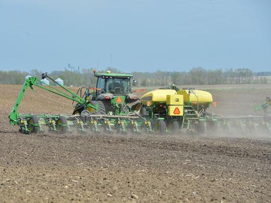 While planting season is approaching, farmers still have a week to lock in their crop insurance plans for 2026. Midwest economists have highlighted that changes made to premium subsidies and coverage levels for Enhanced Coverage Option (ECO) and Supplemental Coverage Option (SCO) make them more attractive to add to corn and soybean policies. (DTN file photo)