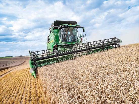 Deere&#039;s T6 800 walker combine includes many features from the X9 and S7 Series combines with precision ag technology, larger cab and increased unloading rate. (Photo courtesy of John Deere)