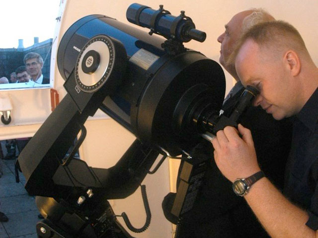 Even a high powered telescope couldn&#039;t have helped cattlemen foresee what 2015 had in store. (Photo by imaginedhorizons; CC BY-SA 2.0)