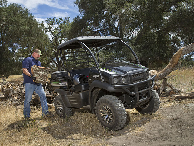 The MULESX is not as big as the MLR Pro Series models, but it is rated for 400 pounds of cargo and can tow up to 1,100 pounds with an optional 2-inch trailer hitch. (Photo courtesy Kawasaki)
