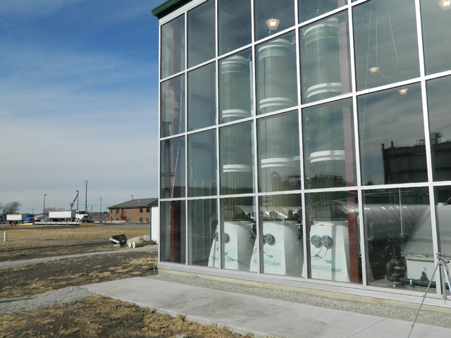 A Green Plains Inc. ethanol plant in southwest Iowa uses its carbon emissions to create algae, which can be adapted for several different products. The facility highlights just one way rural bio-refineries are developing co-products. (DTN file photo by Chris Clayton) 