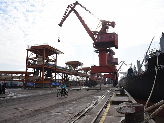 Discharging soybeans in a south China port. (DTN photo by Lin Tan)