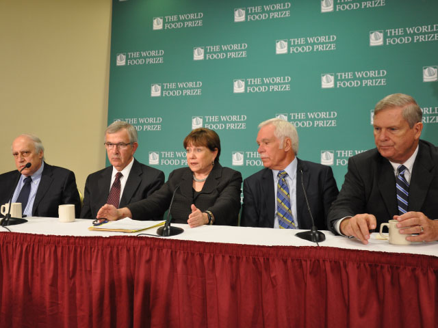 From left, Dan Glickman, Mike Johanns, Ann Veneman, Ed Schafer and Tom Vilsack, the five most recent former USDA Agriculture secretaries, speak at the Iowa Hunger Summit in Des Moines on Monday. (DTN photo by Chris Clayton)