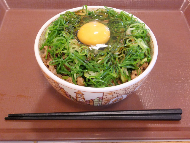 Frozen U.S. beef particularly is the most important ingredient in many dishes in the food service sector here, especially at gyudon chains. (Photo by Lombroso, CC BY-SA 3.0)