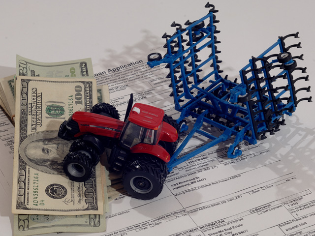 Farmers need to get operating loans ready for the 2019 planting season, but for many producers, those loans are hindered right now by the partial federal government shutdown. Some Farm Credit CEOs on Wednesday called on Congress and the president to reopen the federal government. (DTN photo illustration)  