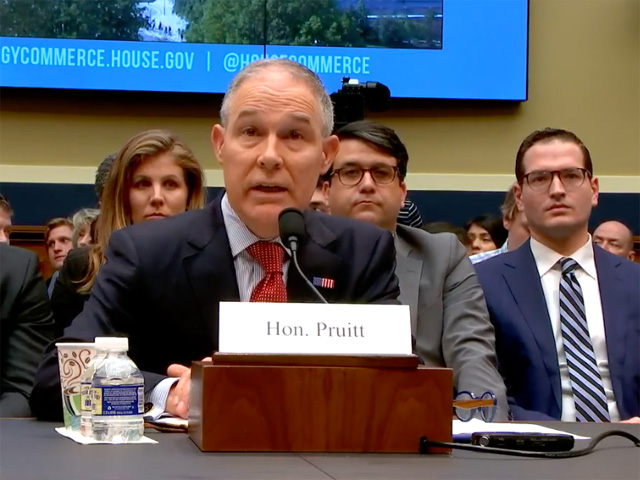 EPA Administrator Scott Pruitt told Nebraska farmers on Thursday he is working on approving year-round E15 sales. (DTN file photo) 