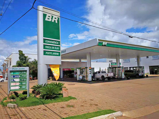 Brazil is starting to implement an 11% biodiesel blend nationally, including at this fuel station in Mato Grosso, to help boost domestic crushing of soybeans, Image by Lin Tan