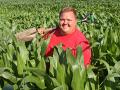 A spade is Pat Sanstrom’s tool of choice for uncovering problems in his Illinois corn fields. (Progressive Farmer image by Pamela Smith)