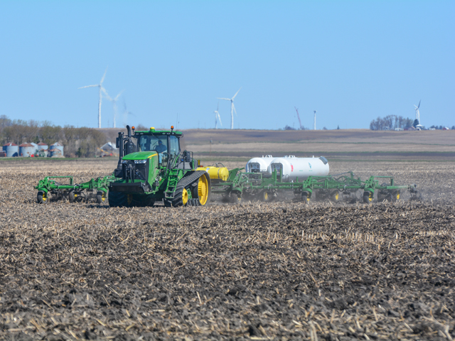 Agronomists and fertilizer industry experts urge farmers to be patient and wait until soil temperatures are right before applying anhydrous ammonia. (DTN photo by Matthew Wilde)