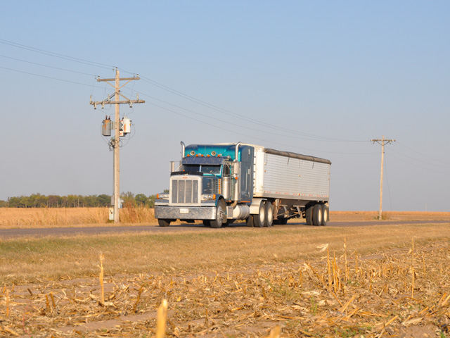 With farms sharing equipment, expanding their reach and offering services to other farms, it&#039;s critical to know the federal and state regulations applicable to trucking. (DTN file photo)