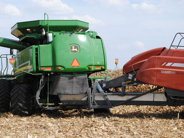 Bale Direct unit connecting a John Deere combine and Hesston Square Baler (Photo courtesy of Darren Foster, Tuthill Drive Systems)