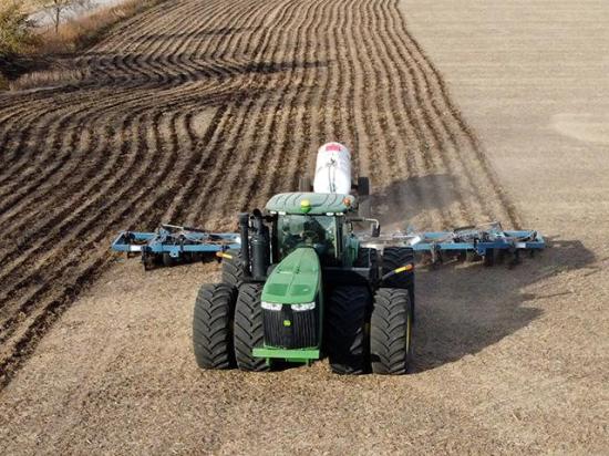 A farmer cooperative applying anhydrous ammonia fertilizer in the fall. Farmers who are looking to capture premiums under the 45Z Clean Fuel Production Tax Credit for the 2027 crop need to create a nutrient budget to document their fertilizer practices before they apply any fall fertilizer. (DTN file photo by Jim Patrico) 