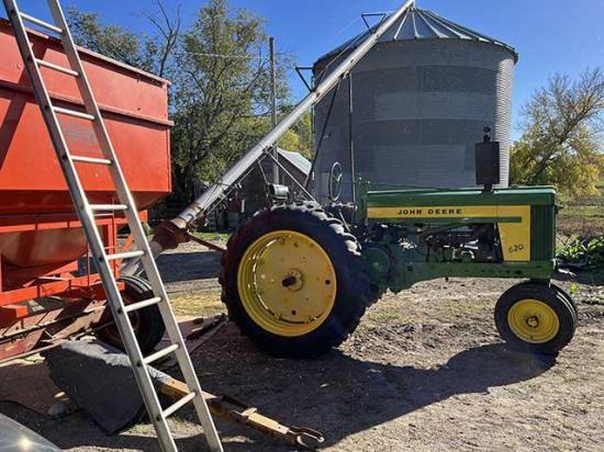 A 1957 John Deere 620 tractor has been the auger tractor on the Quinn farm for nearly five decades. (DTN photo by Russ Quinn)