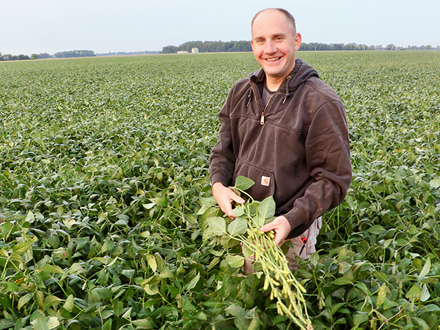 Lewis Stearns is having to learn more about weed control and chemistries because of weed resistance. (Progressive Farmer image by Des Keller)