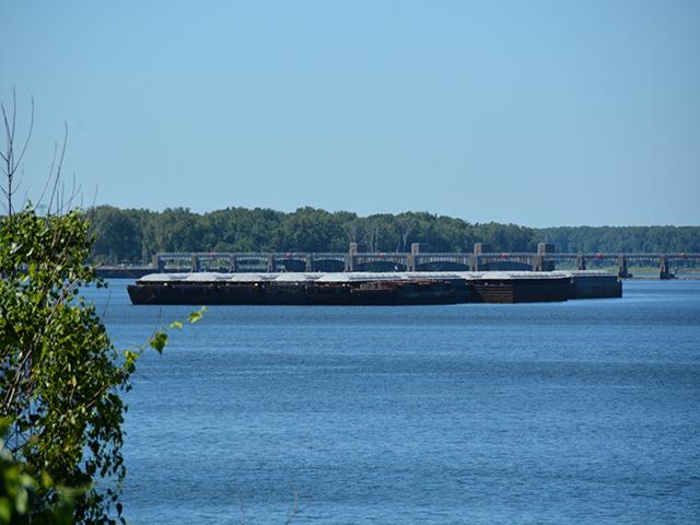 Barges sit idle on the Mississippi River near Quincy, Illinois, in late August. Mayors along the river are pushing for a multistate compact to protect Mississippi River resources. (DTN photo by Chris Clayton) 