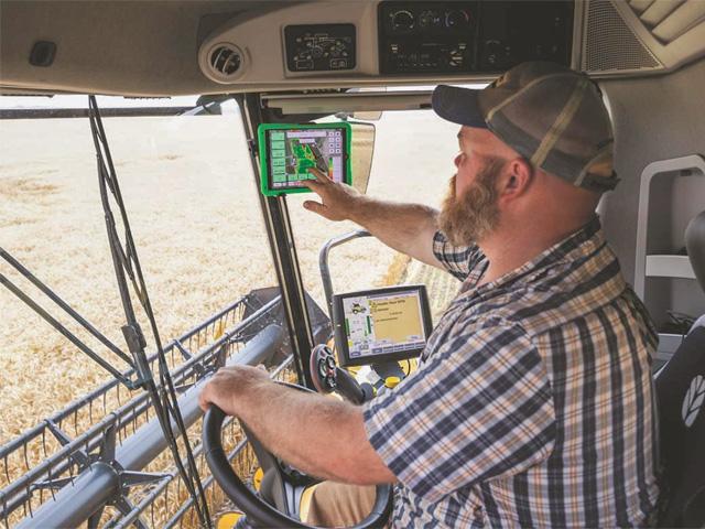 Running multiple calibration loads improves accuracy when calibrating yield monitors. Get a reading on moisture by sampling each load with a calibrated meter. Use that data when calibrating the mass flow sensor. (DTN/Progressive Farmer file photo)