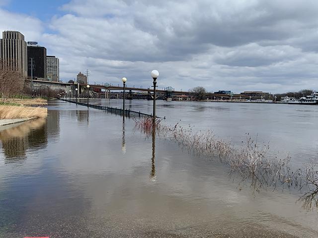 The Upper Mississippi River at St. Paul, Minnesota, on April 23 in major flood stage at 17.67 feet. A crest of 18.8 feet is expected on April 27. (DTN photo Mary Kennedy)