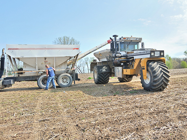 A Missouri farmer prepares to apply fertilizer using the 4R strategy to manage resources, rate, time, and place for fertilizer applications. Products such as phosphate have soared over the past year and supplies have gotten tighter, partly because of tariffs placed on Morocco and Russia by the U.S., and China banning phosphate exports. (DTN/Progressive Farmer file photo by Jim Patrico)