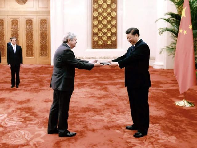 Former Iowa governor Terry Branstad presents his credentials as U.S. Ambassador to China's President Xi Jinping. Xi expresses fondness for Iowa but challenges American values. (U.S. Embassy in China photo)