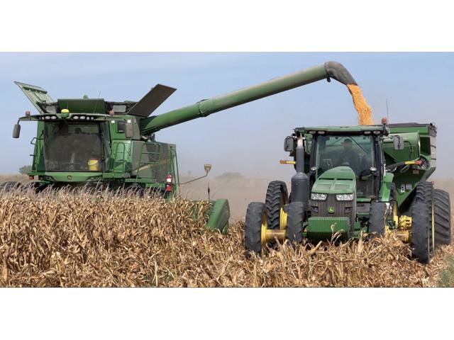 The Association of Equipment Manufacturers report that July 2022 sales of combines and larger farm tractors rose over a year ago, building on a trend that is increasingly positive for the year. (DTN photo by Dan Miller)