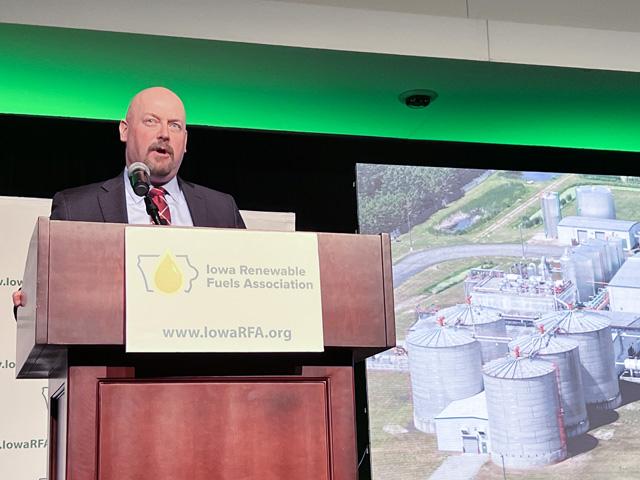 Geoff Cooper, president and CEO of the Renewable Fuels Association, speaking Tuesday in Des Moines for the Iowa Renewable Fuels Summit. Cooper doesn&#039;t expect major legislation in the next Congress, but he&#039;s still looking for a permanent fix for year-round E15. (DTN photo by Chris Clayton)